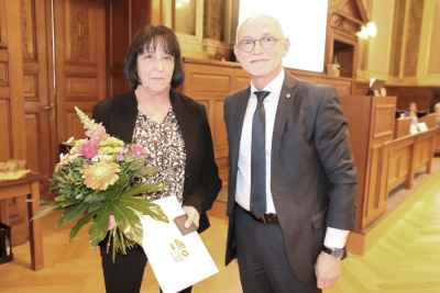 Höchste Auszeichnung des Landkreises für Stellvertretende Amtsärztin Karola Hainich